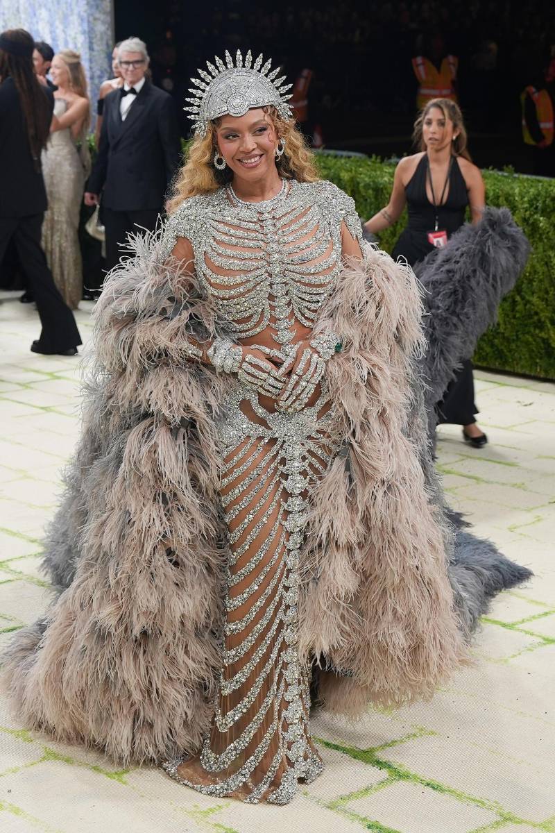 El regreso de Beyonce fue cargado de simbolismo y precisión estética. Porque si alguien entiende que la Met no es una alfombra roja sino un escenario... es ella.