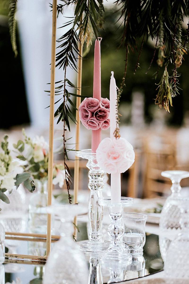 Candelabros de vidrio, decorados con rosas