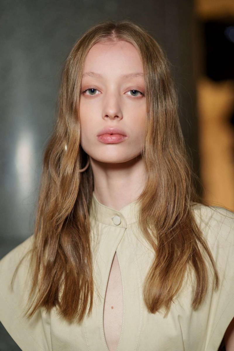 Las cejas menos retocadas y con textura real están dominando la escena.