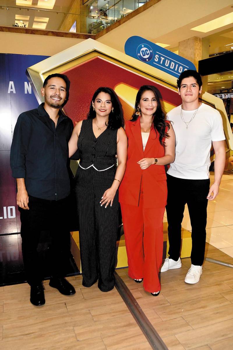 ¡Una noche de película! Multiplaza Tegucigalpa se transformó en el escenario perfecto para la premiere exclusiva de Superman. Los invitados especiales comenzaron la velada con un cóctel de bienvenida, donde compartieron risas, fotos y buena compañía, antes de pasar a la sala de cine para disfrutar del tan esperado screening de la película. Aquí te dejamos las fotos del evento.