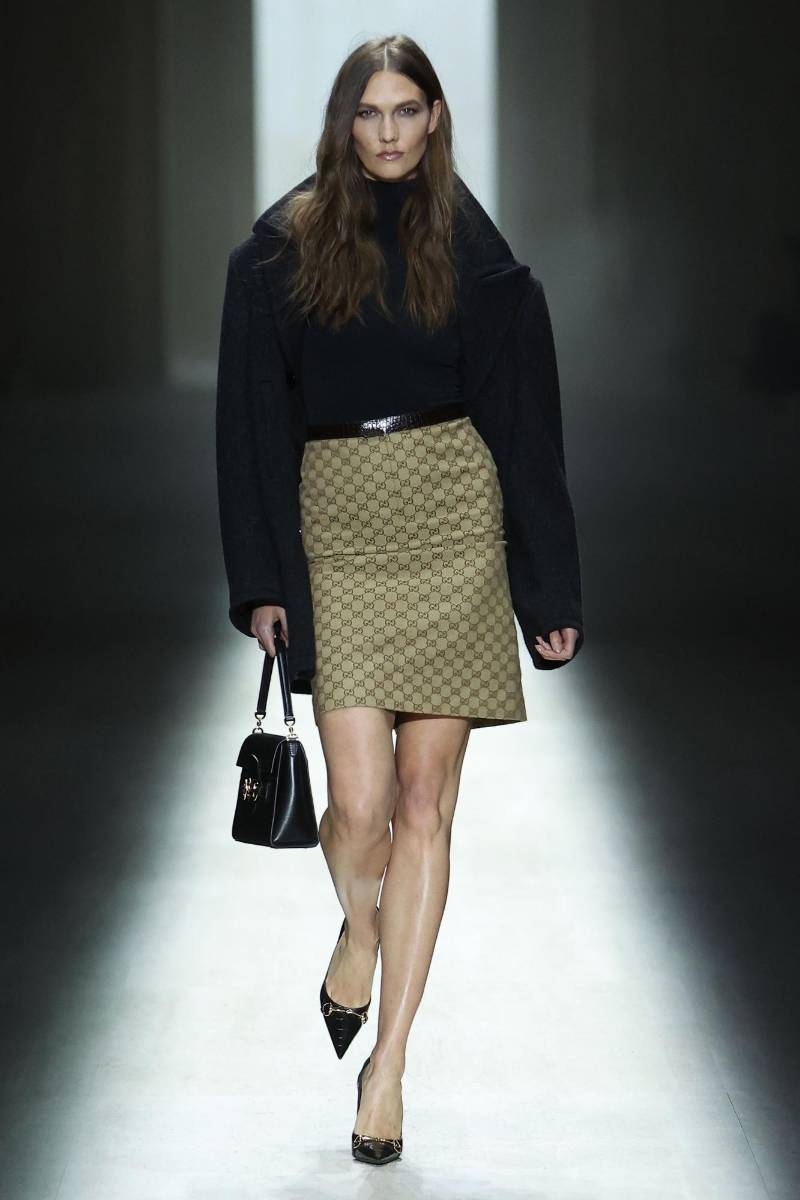 El diseñador no olvidó los guiños históricos a la marca en su primera colección, integrando códigos del archivo como el monograma GG, el icónico motivo Flora, o la estética de los años noventa de la era de Tom Ford.