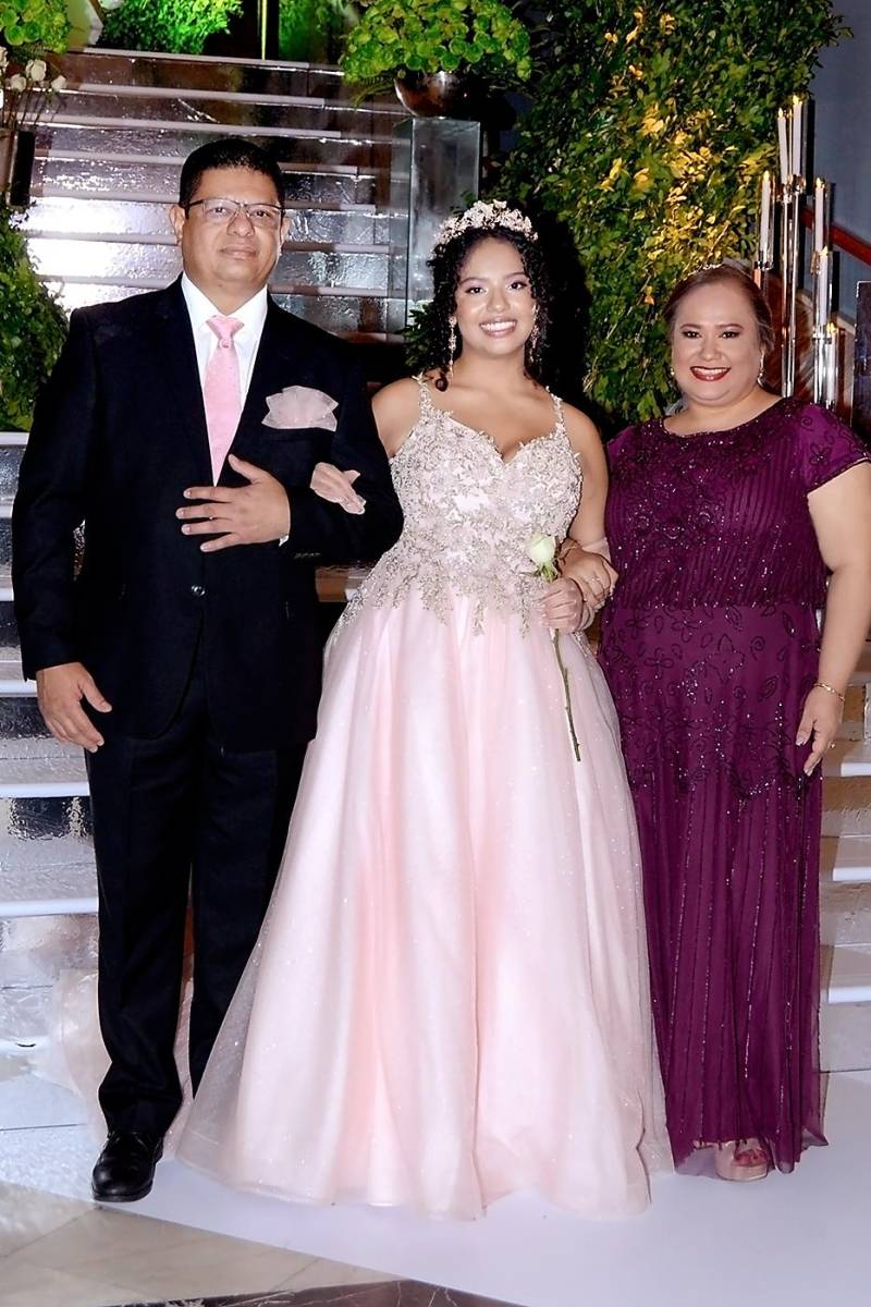 Ronal y Sara Banegas con Sussy Coello