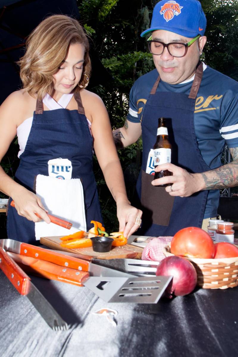 La chef Paola Bouloy y Gustavo Vallecillo.