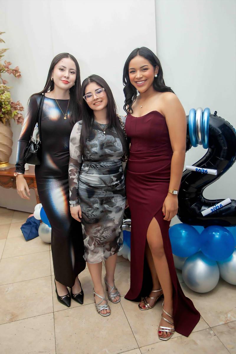 Britany Martínez, Ahomy Rivera y Karol Sauceda.