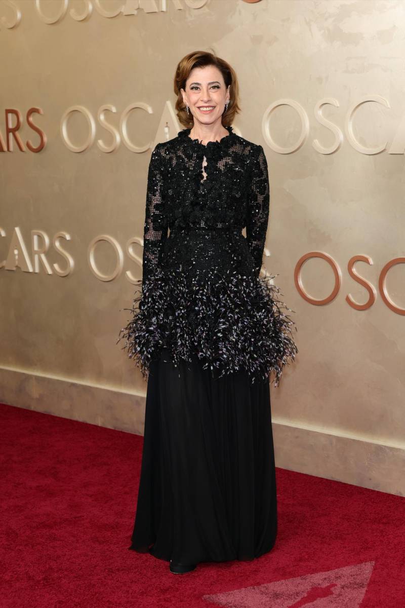 <b>Fernanda Torres en Chanel</b><br />La actriz de I’m Still Here hizo historia como la segunda brasileña nominada a un Óscar y lo celebró con un look impecable de Chanel. Su vestido, sobrio y elegante, reflejaba su sensibilidad artística y el orgullo por sus raíces.