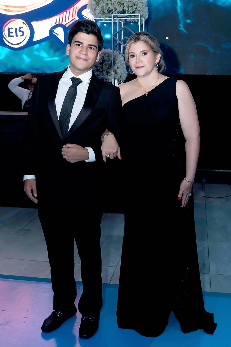 Desfile de Padres e Hijos en la gala de graduación de la Escuela Internacional Sampedrana 2026