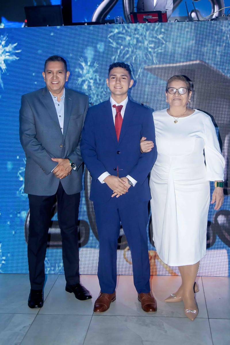 Desfile padres e hijos de la prom 2025 de Saint Peter Academy