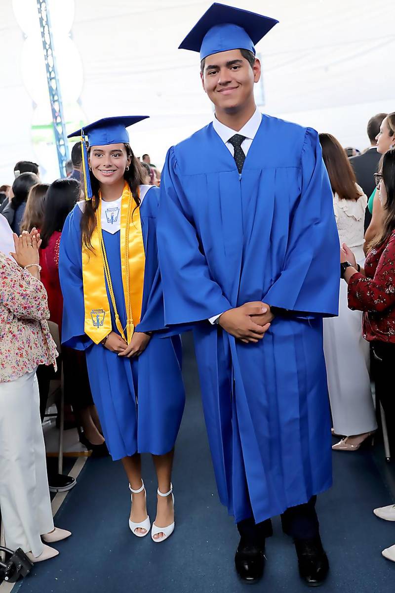 Desfile de graduados en Macris School 2023