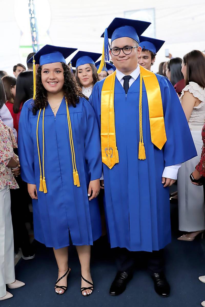 Desfile de graduados en Macris School 2023