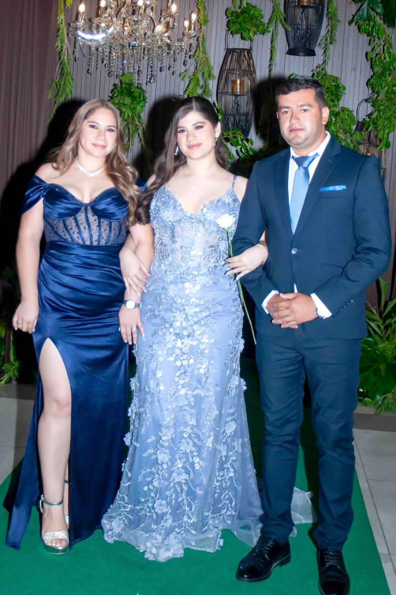 Zayra Paguada con sus padres Grissell McCarthy y Marlon Paguada. 