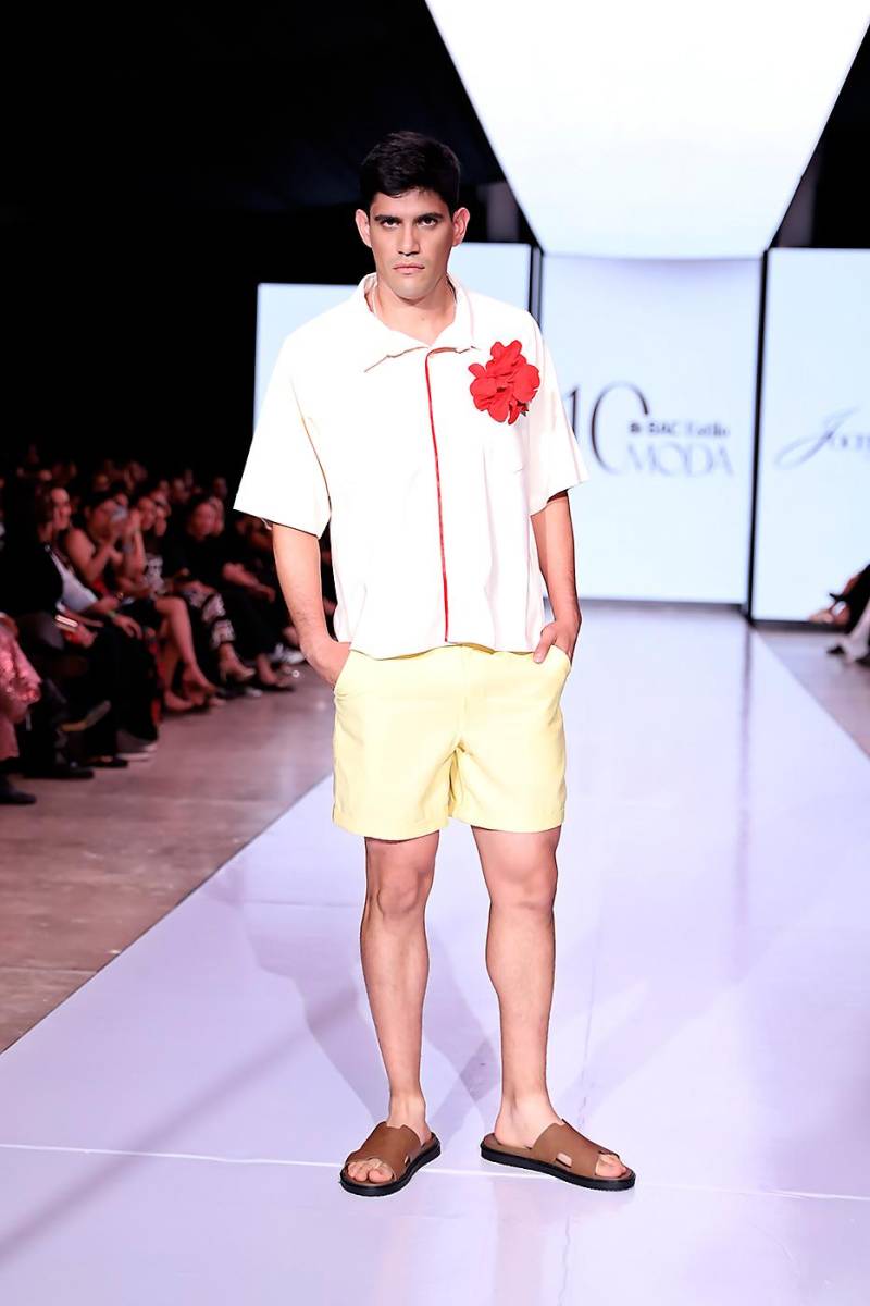 Cada apuesta encierran el encanto, la historia y el amor de la bella isla de Cuba. Camisa de botones con dos bolsas y ribete en la línea de botones de lino color amarillo claro junto con un short de algodón amarillo