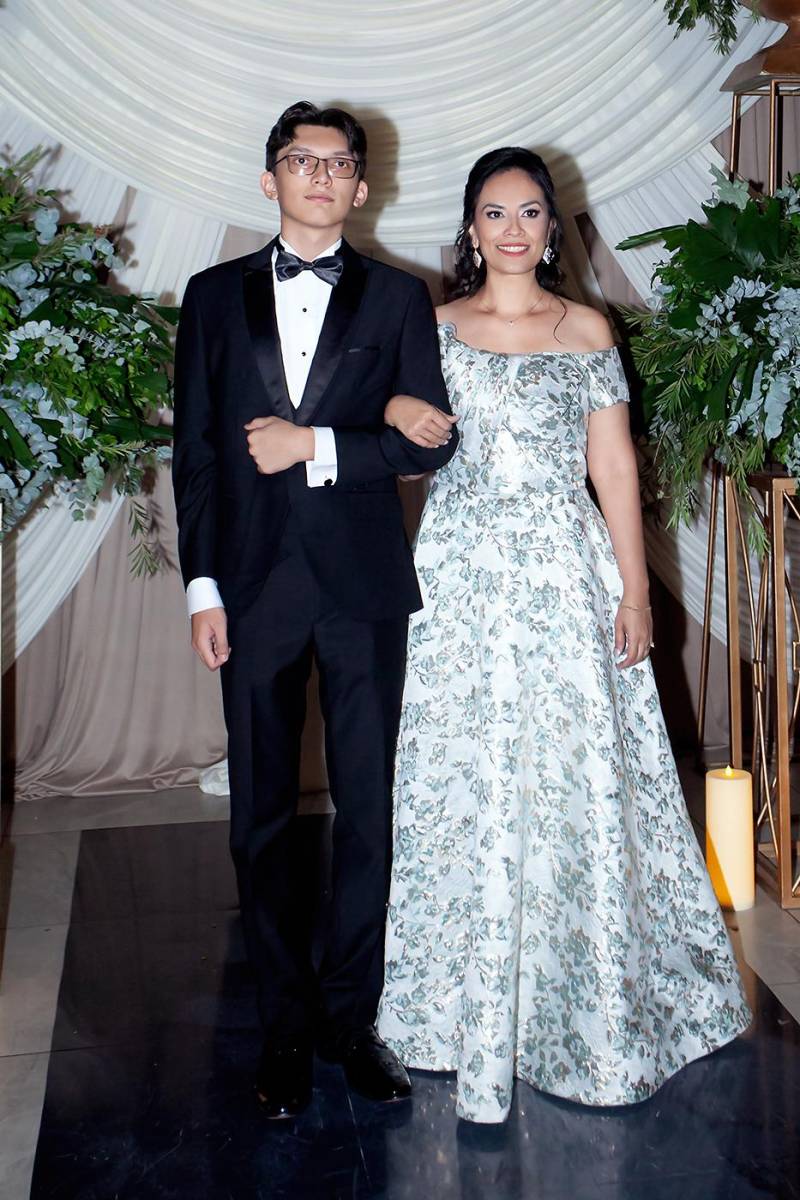 Mario Alfredo Zaldivar Pineda con su madre Mayte Zaldivar