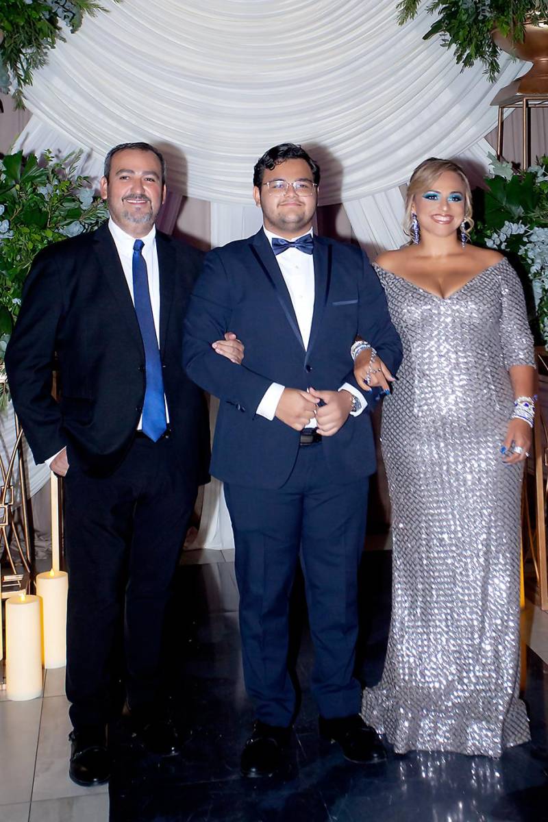 Sebastián Andrés Sabillón Colindres con sus padres José Sabillón y NadiaColindres.
