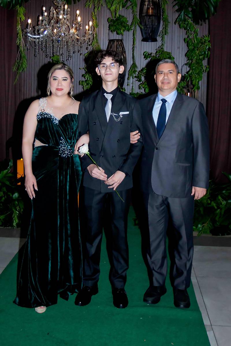 Eduan Amador Paz con Diana Paz y Marvin Amador. 