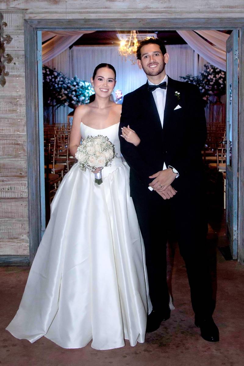 En una emotiva celebración realizada en el área social del restaurante Terra Bistro, Juliana Fernández Marinakys y Gustavo Adolfo Zavala Hall unieron sus vidas en matrimonio civil y eclesiástico. 