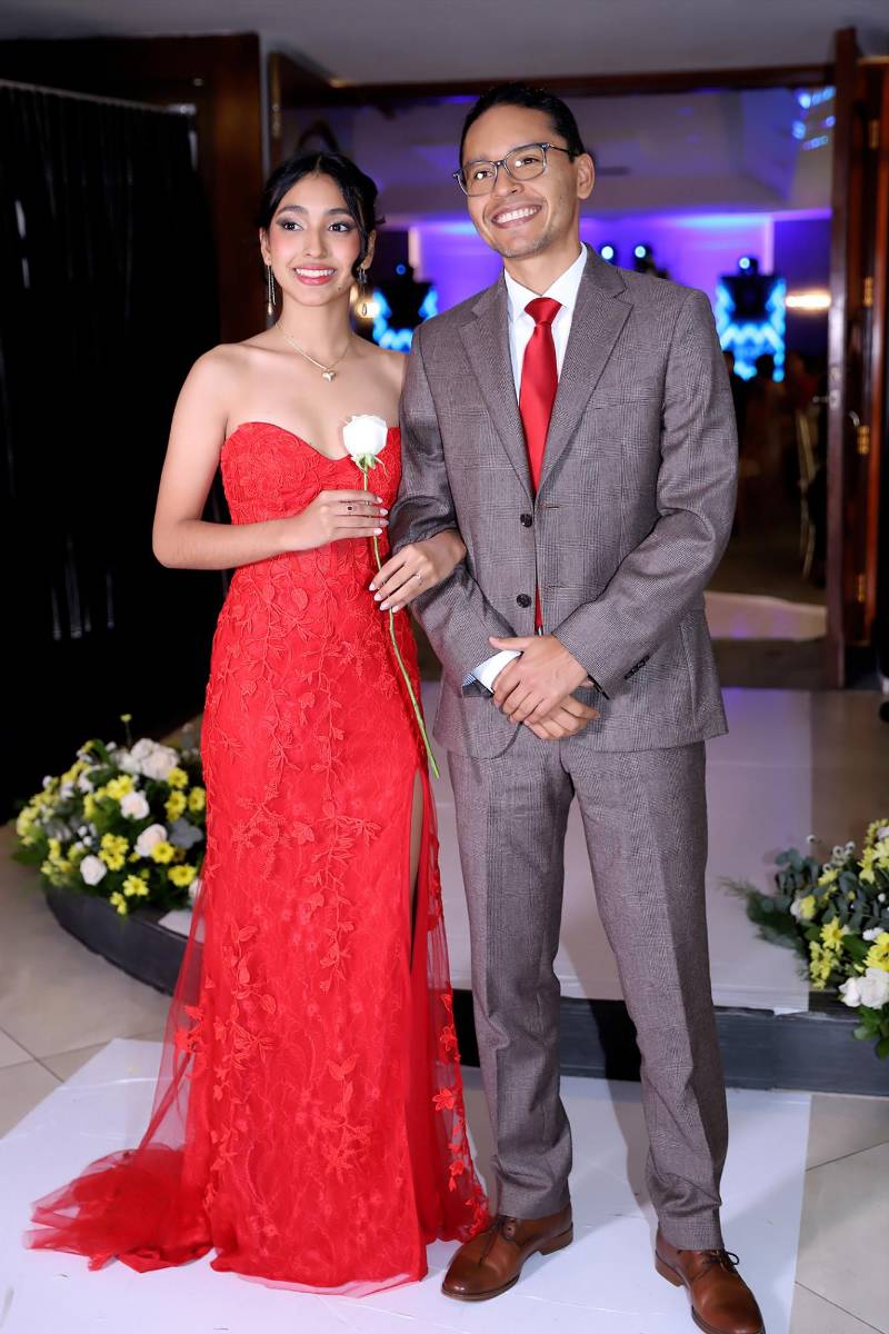 Desfile padres e hijos de la prom 2025 del Instituto San Miguel