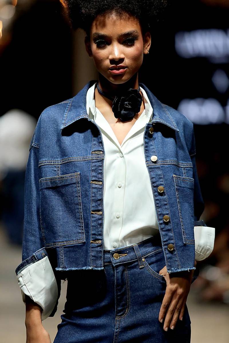 Paz inyecta un nuevo estilo a la clásica denim jacket, redimensionando los bolsillos y apuntando hacia el estilo oversize. La flor de denim en un moderno choker es un total acierto.