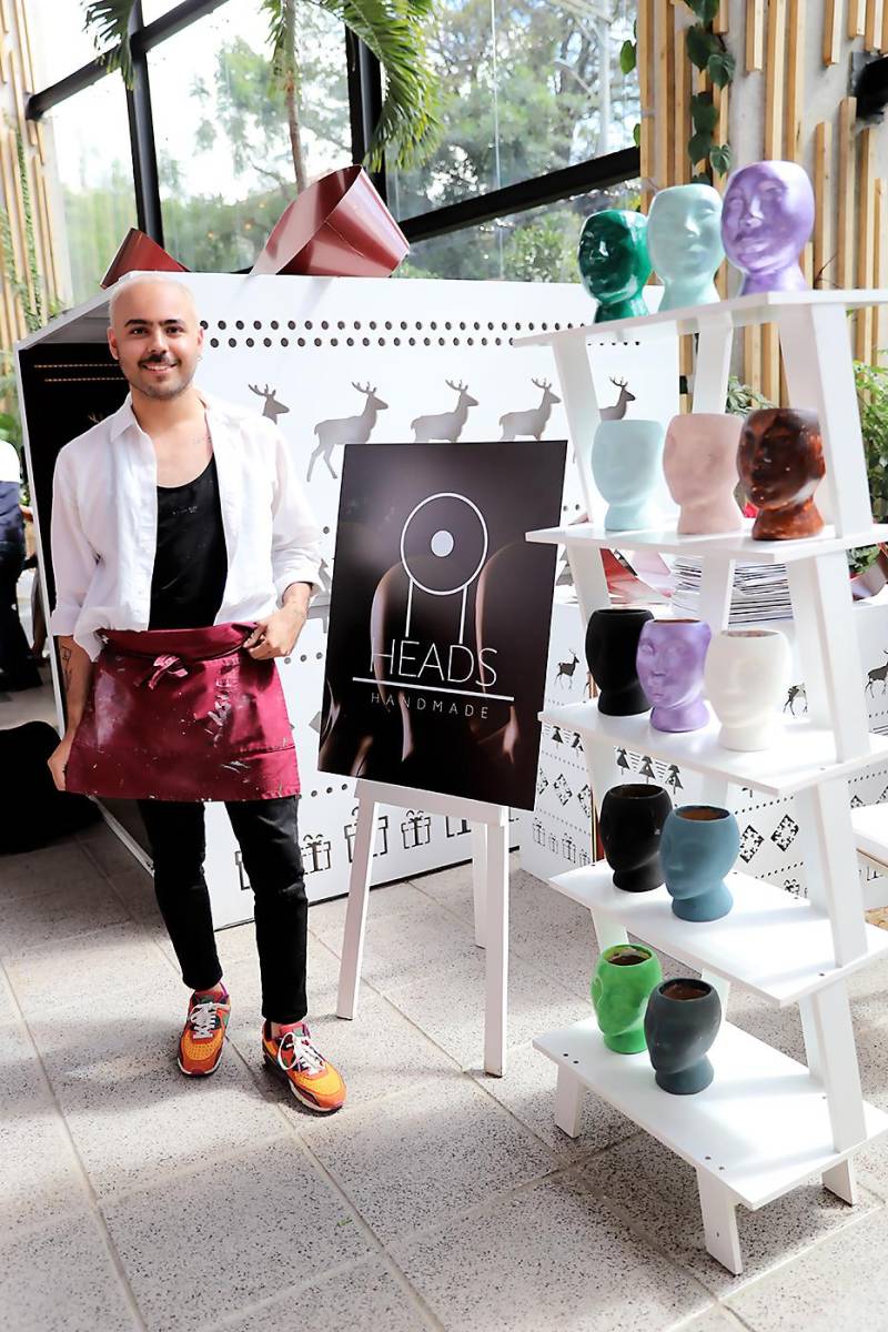 Hilduvin Avendaño en el stand de su emprendimiento Heads, cabezas de barro que son una mezcla de diseño artesanal y alternativo