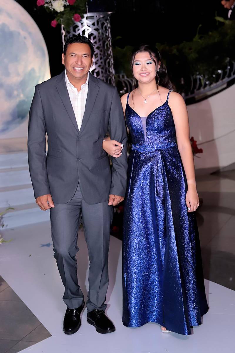 Desfile padres e hijos de la prom 2024 del Instituto San José del Carmen