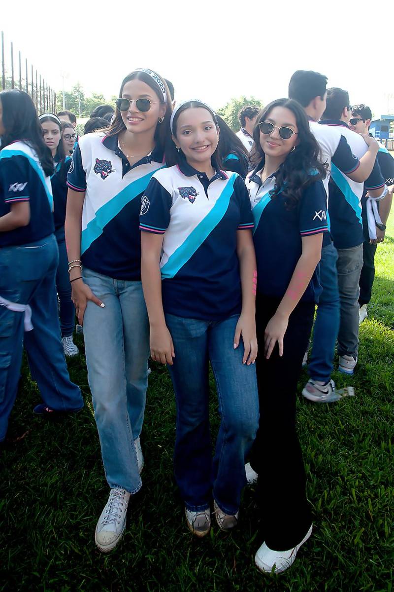 Los seniors 2025 de Seran School comenzaron su último año de secundaria con entusiasmo, reuniéndose en Denny’s del boulevard Morazán. A bordo de un camión decorado con globos, lideraron una caravana festiva hacia la escuela, donde fueron recibidos con aplausos. La celebración, organizada por Marcela Cueva, contó con la música de DJ Beat y Frank Show, creando un ambiente inolvidable.