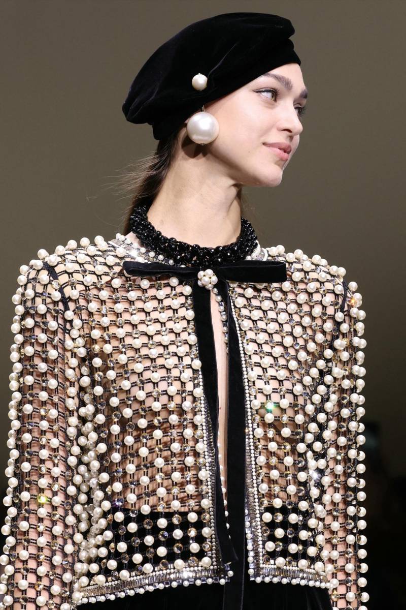 Armani Prive hace gala de su maestría con piezas caladas cargadas de perlas y cuentas rematadas con lazos de terciopelo. (Photo by ALAIN JOCARD / AFP)
