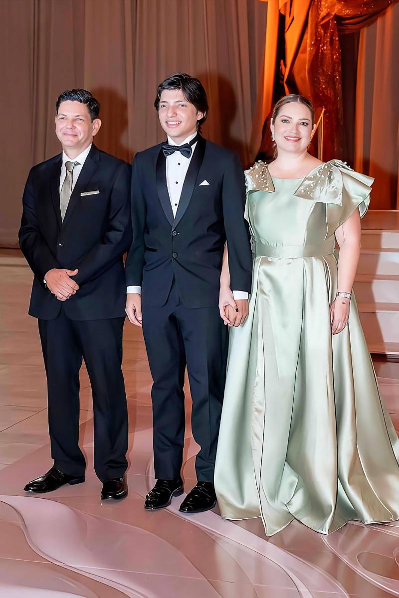 Pablo Ernesto Castro García con sus padres Sergio Castro y Carmen García. 