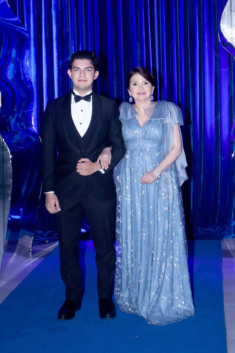 Anthony Andrés Defago Hernández con su madre Zoila Hernández.