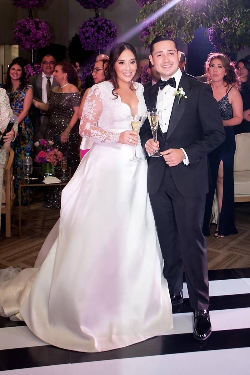 Una tarde noche memorable para los recién casados, quienes disfrutaron de principio a fin la recepción nupcial. 