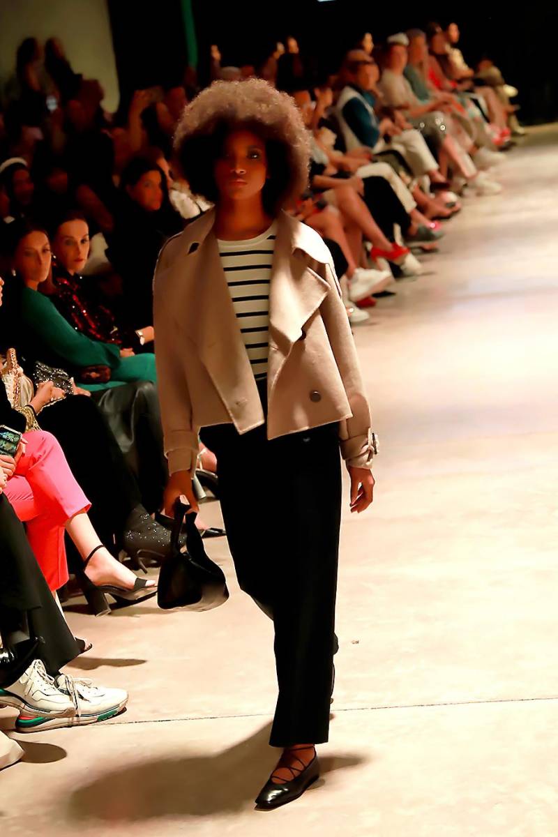 Chaquetas confortables en tonos cálidos se combinan con pantalones cómodos para un look cozy y moderno