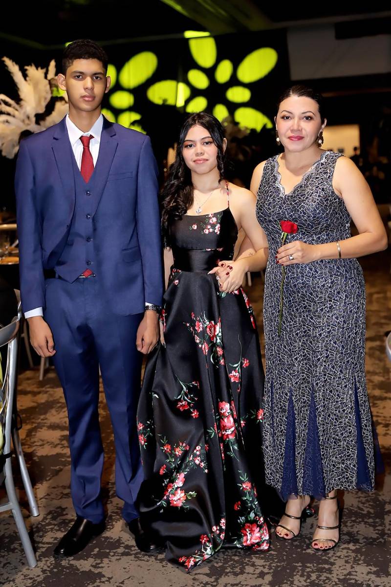 Héctor, Solangel Ávila y Helen Sevilla. 