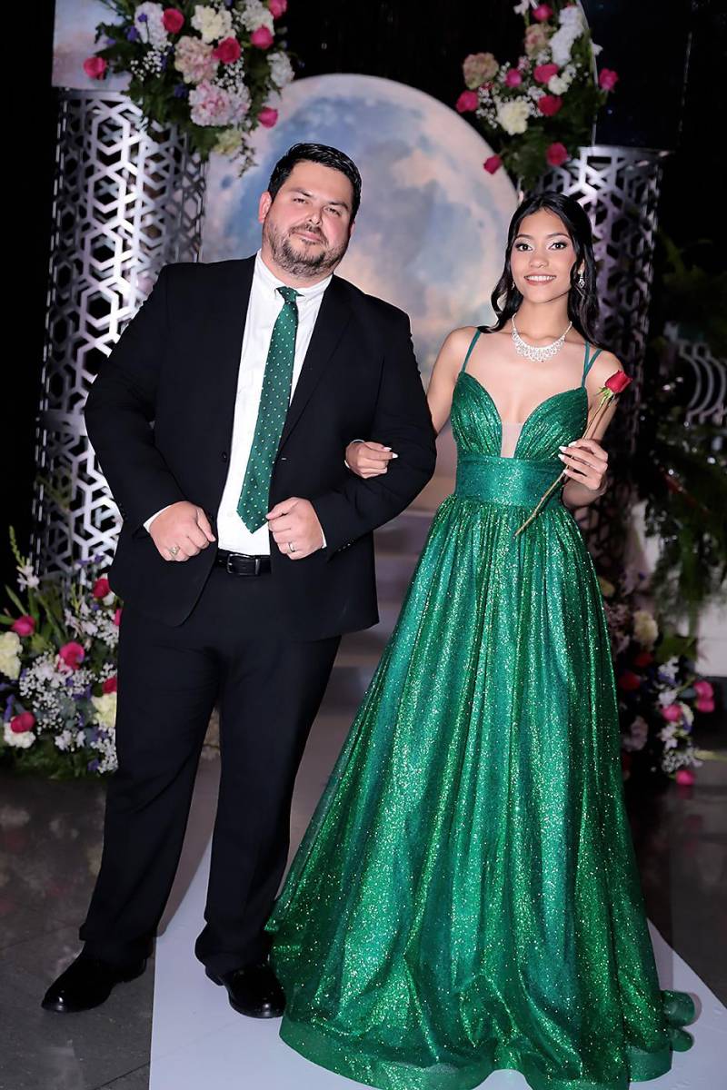 Desfile padres e hijos de la prom 2024 del Instituto San José del Carmen