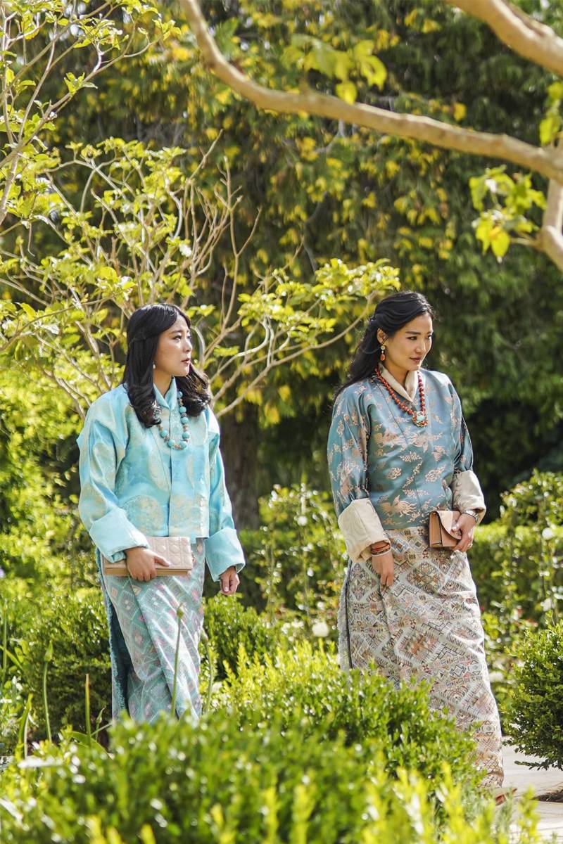 La reina de Buthan Jetsun Pema y la princesa Euphelma (Photo by Jordanian Royal Palace / AFP) 