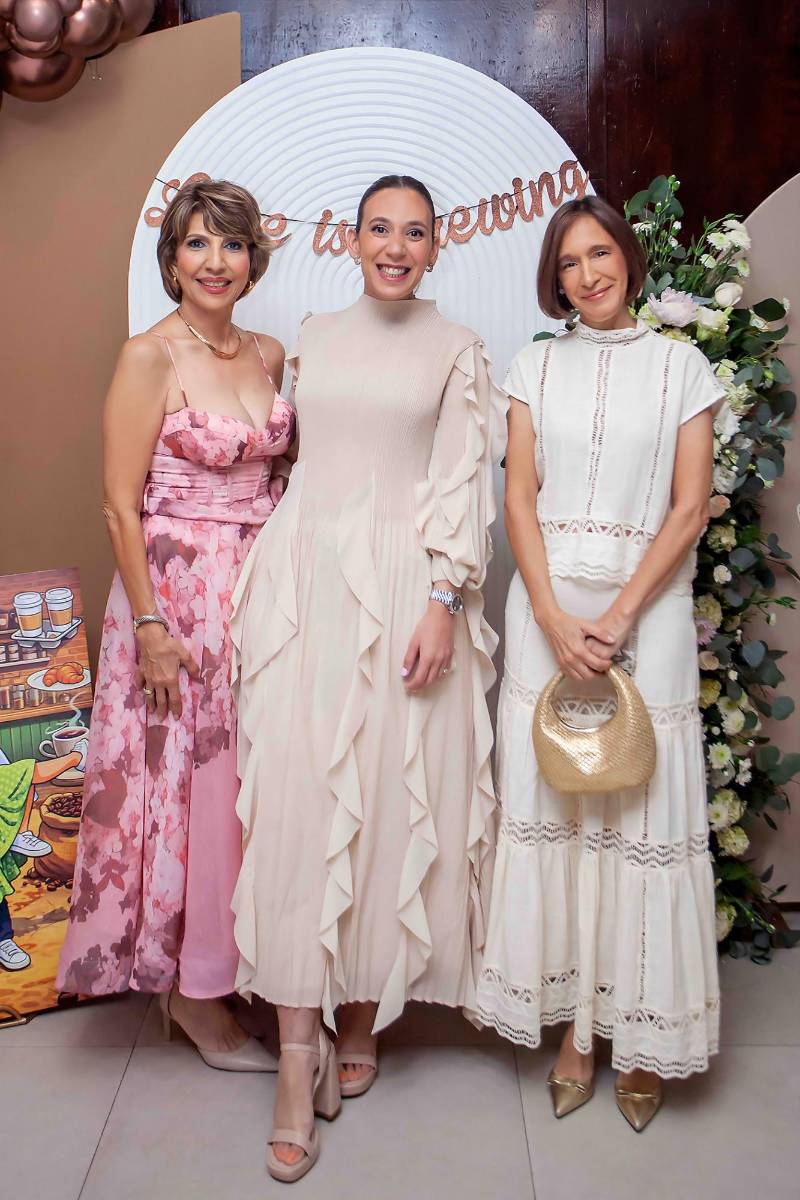 Lilian Jaar con Camilia y su madre Guadalupe Hasfura.