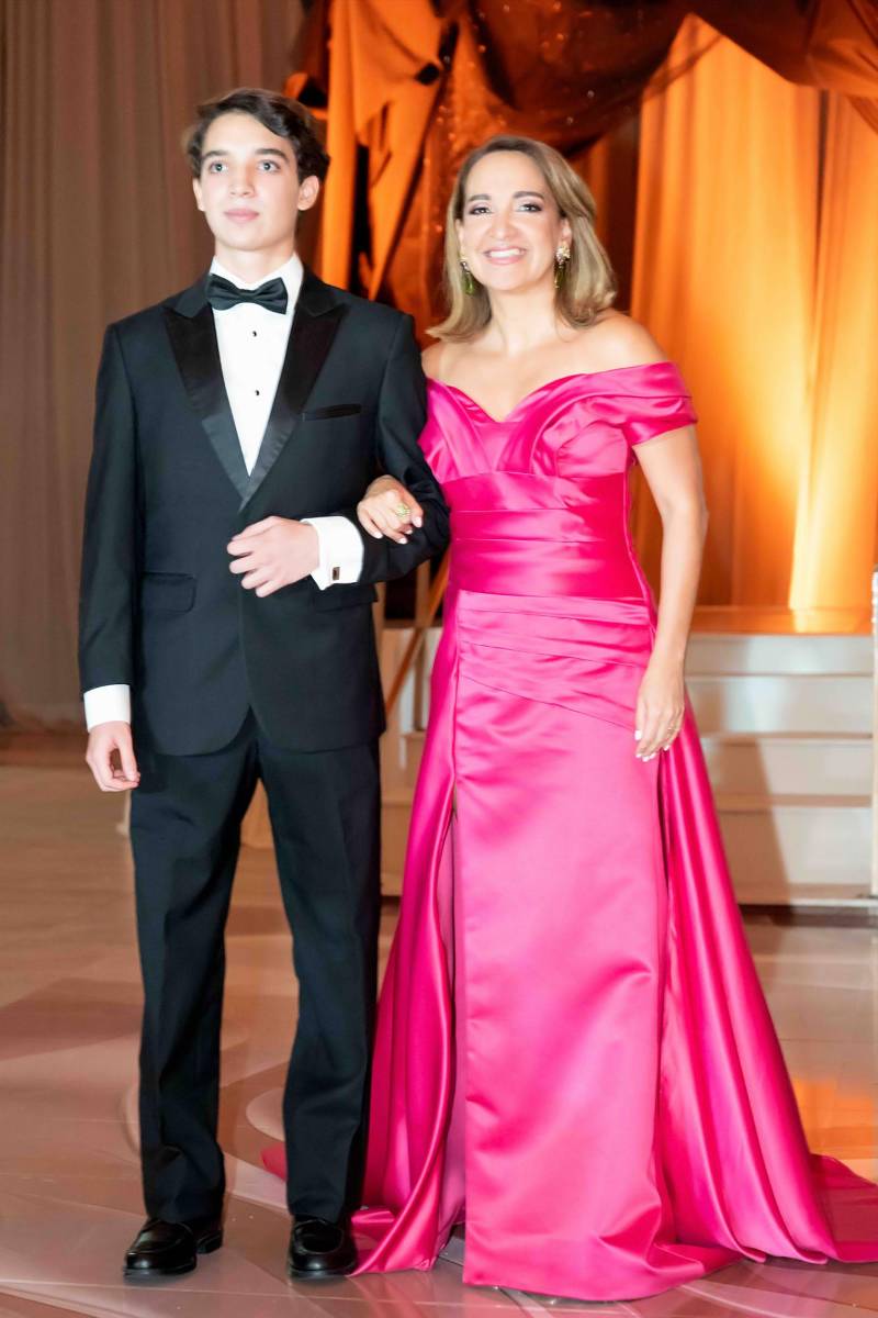 Sergio Ernesto Robelo Medina con su madre Claudia Medina. 