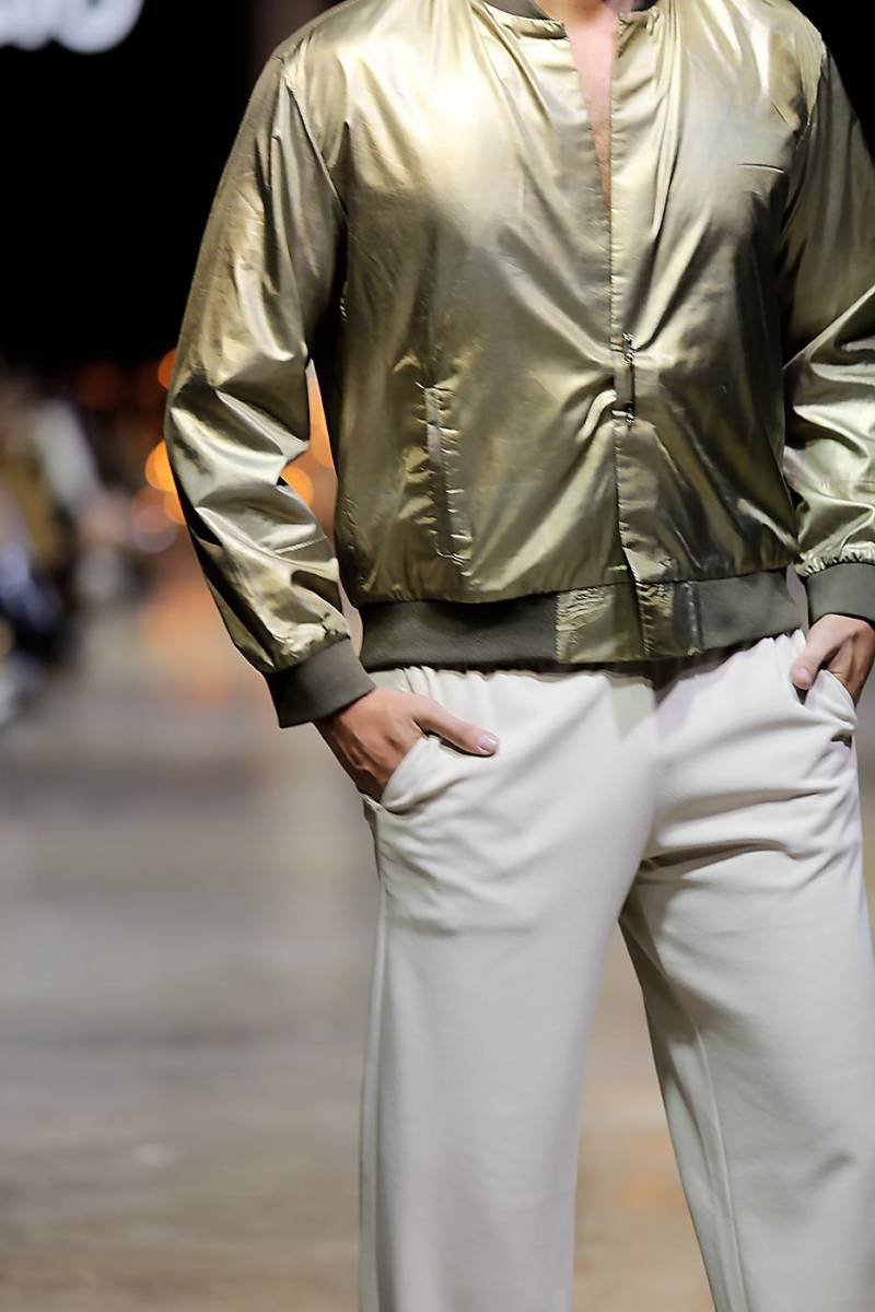 bomber jacket metalizada con cierre de imperdible. Un nuevo must-have.