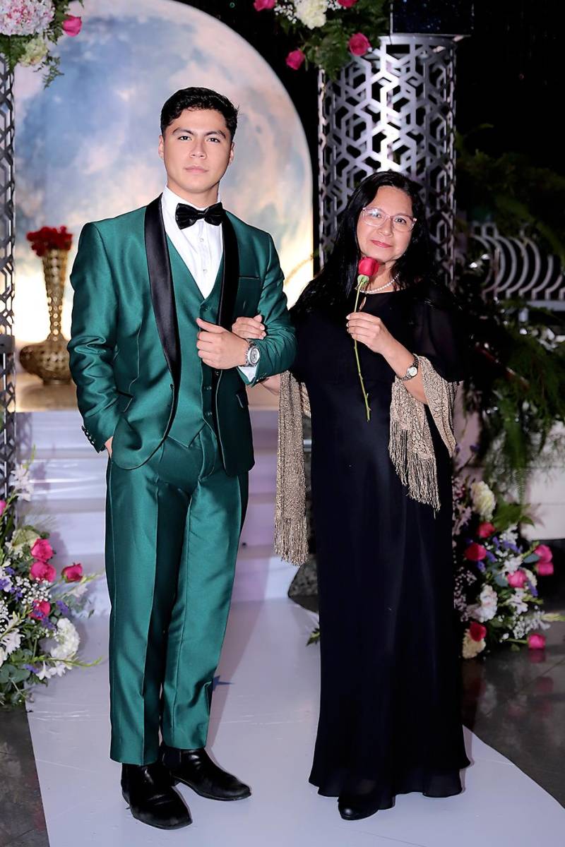 Desfile padres e hijos de la prom 2024 del Instituto San José del Carmen