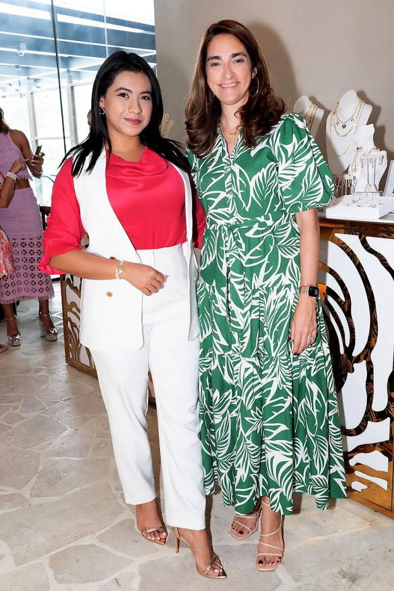 Iris Paredes y Tania Bobadilla.