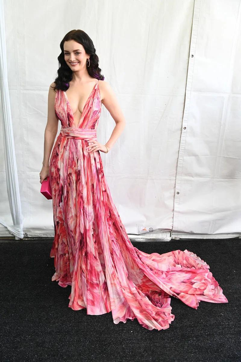 Lydia Hearst, eligió un vestido de pronunciado escote y llamativo estampado floral, de Roberto Cavalli 