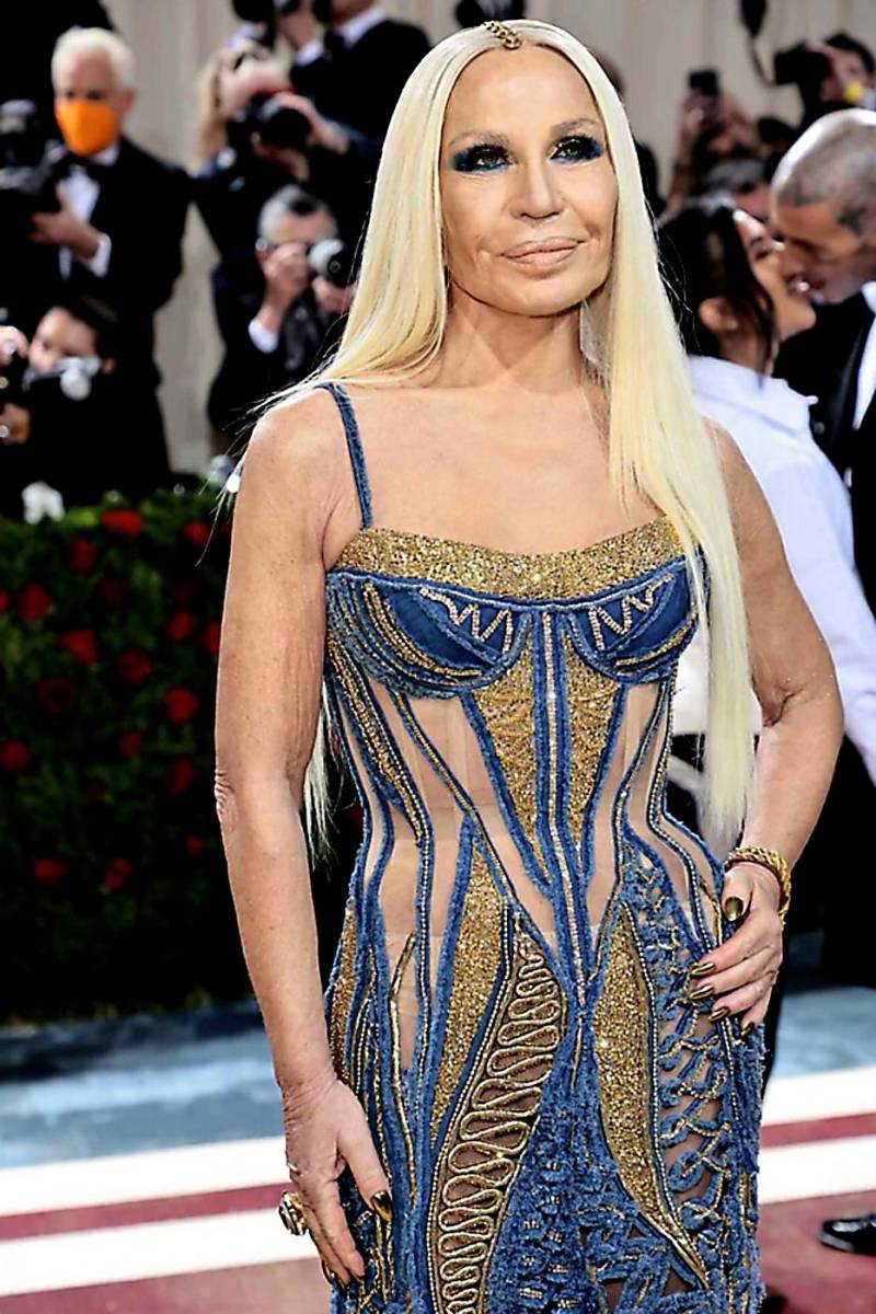 Donatella Versace llegó con su melena rubia y sombras azul profundo.
