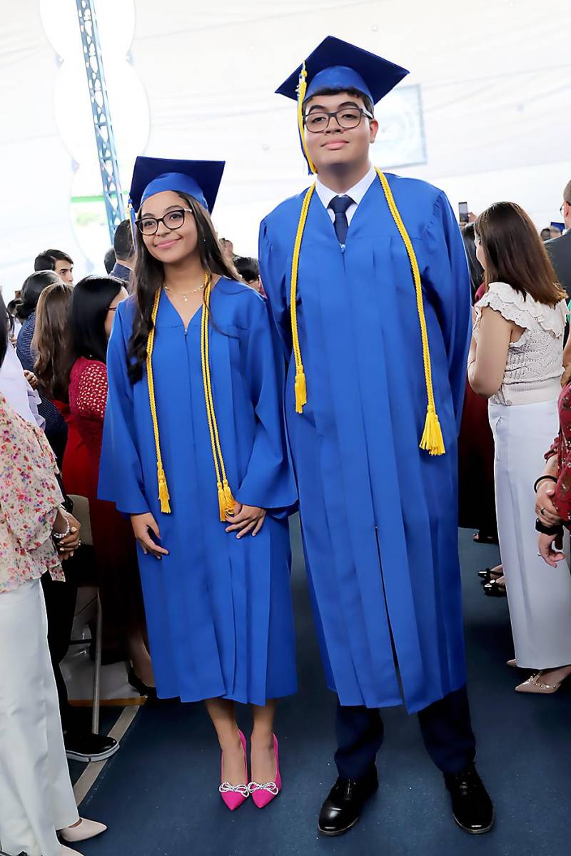 Desfile de graduados en Macris School 2023