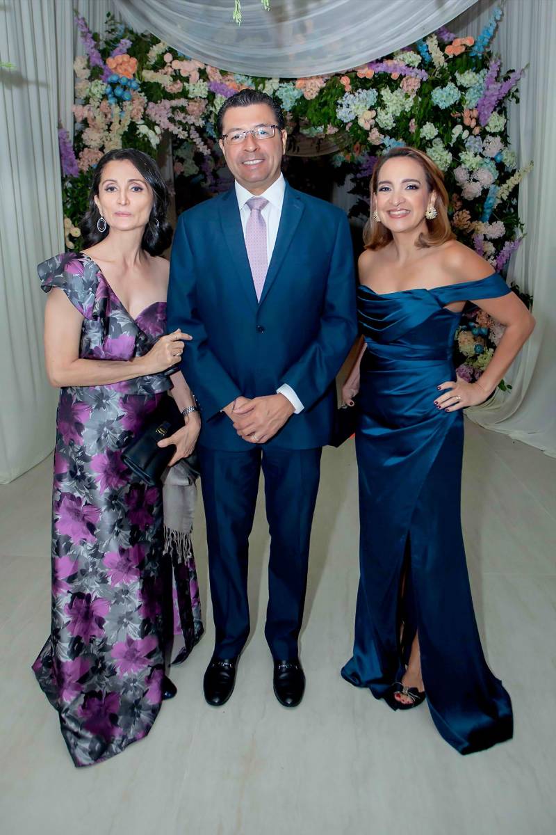 Sary Castillo con Arnaldo y Claudia Robelo