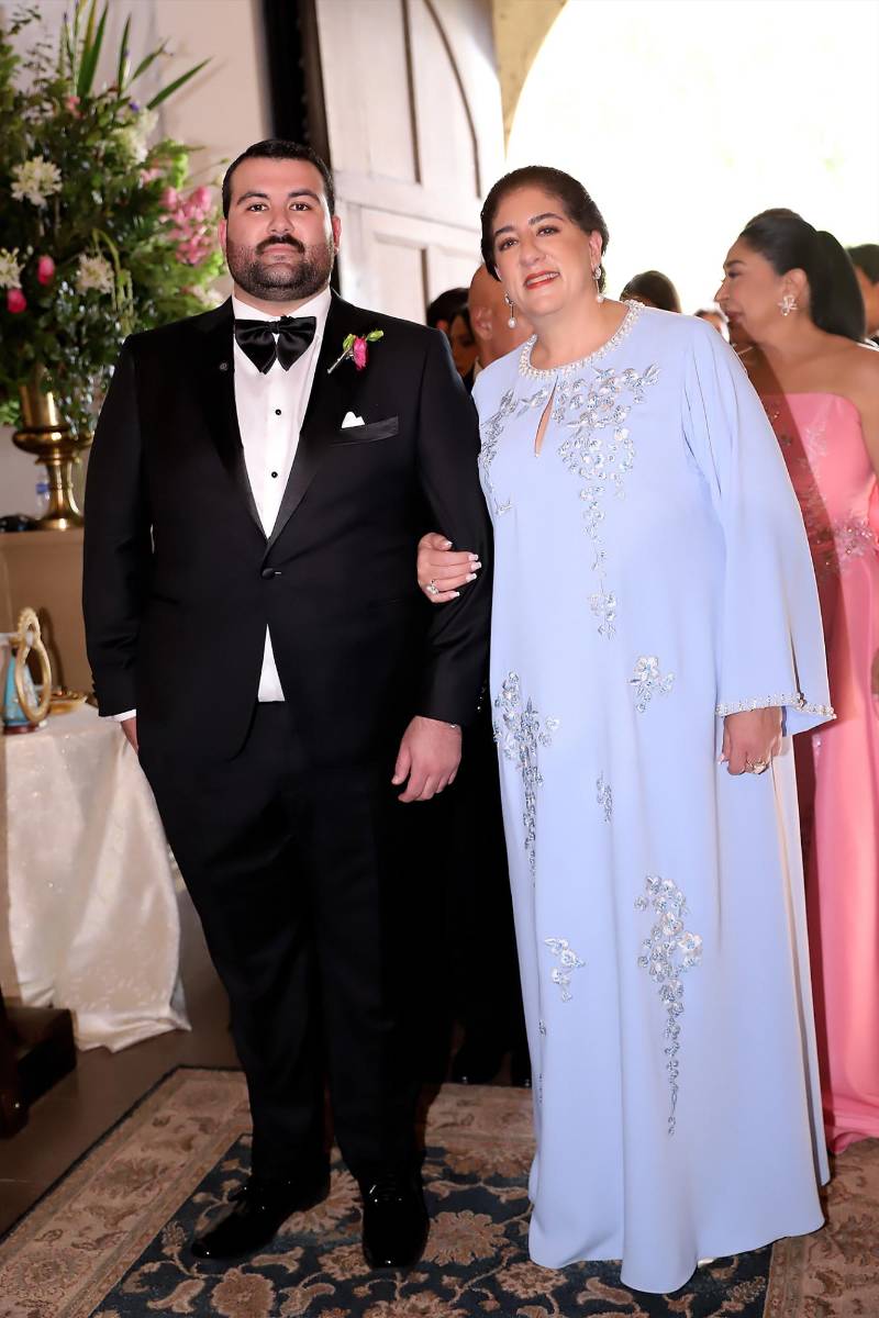 El feliz novio Jacobo Miguel del brazo de su orgullosa madre María Teresa Canahuati Larach