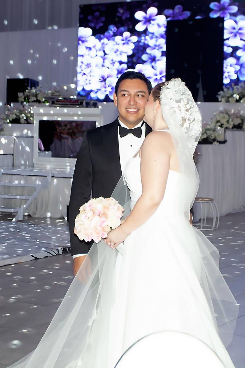 Los nuevos esposos José Luis Martínez y su amada Melissa Wolozny.