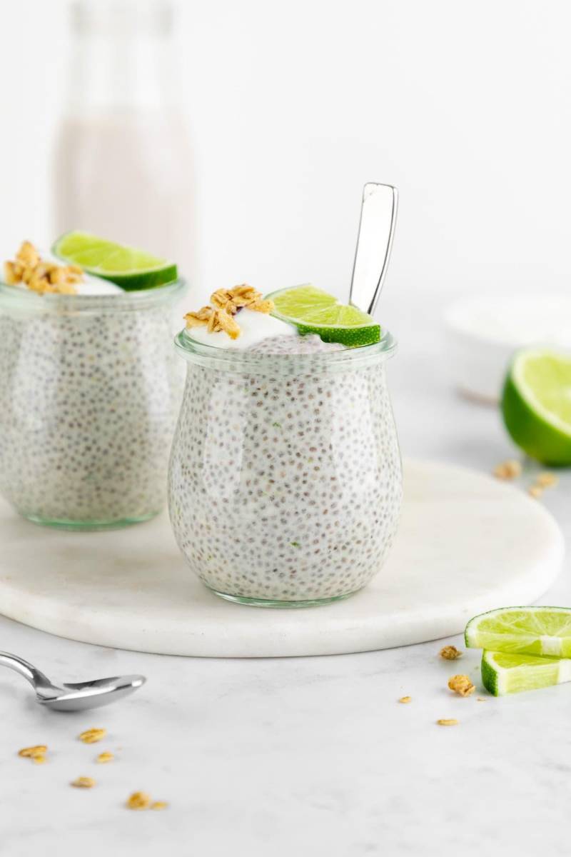 Mezcla una cucharadita de semillas de chía en un yogur natural bajo en grasa con el endulzante de tu preferencia, y acompáñalo con las frutas frescas que más te gusten. El resultado será una dulce fuente de proteínas, fibra y antioxidantes.