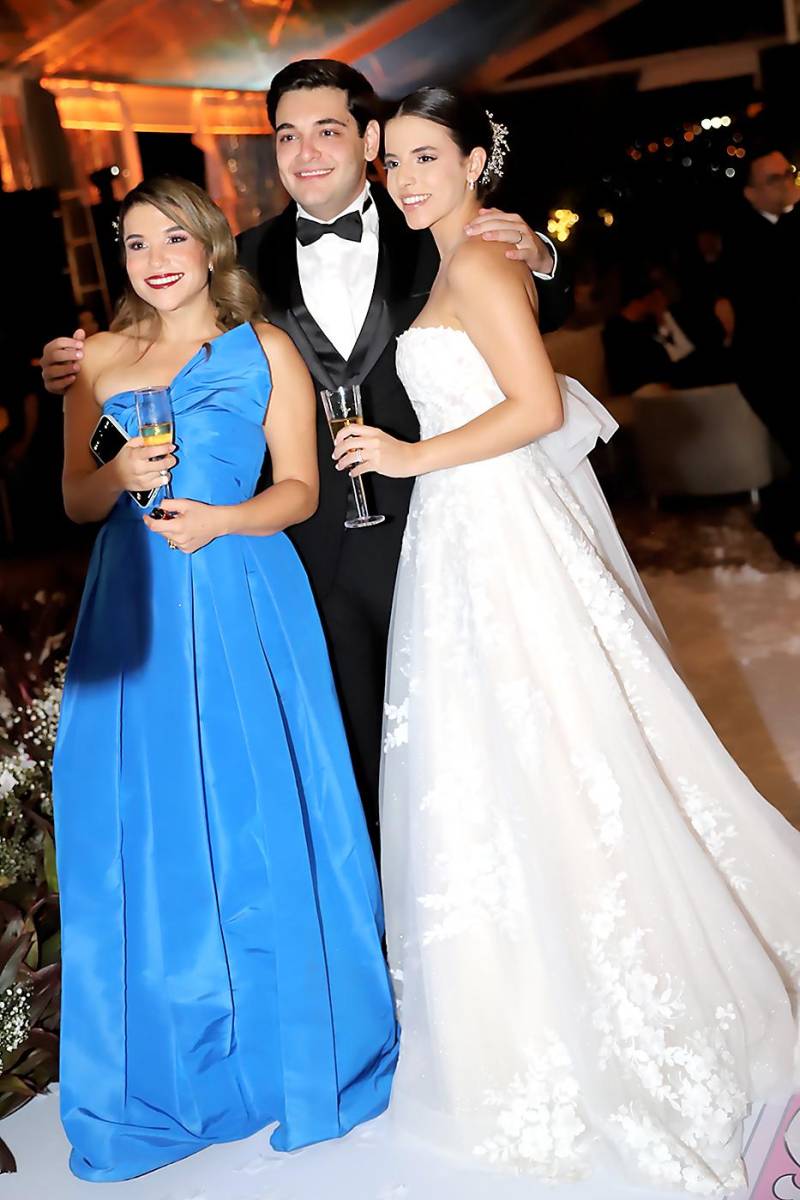 Gabriela Bendeck con los novios