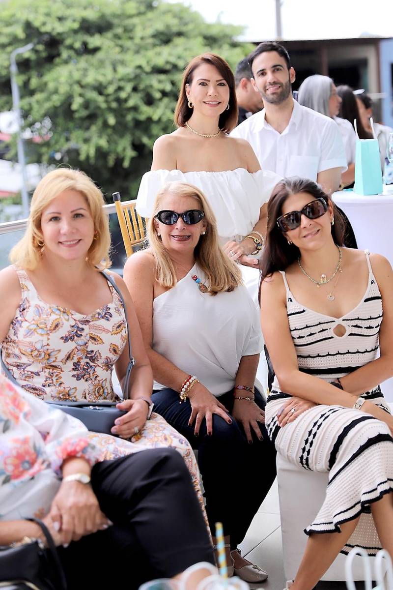 Ana Beatriz López, Nancy Salbarán, Cecilia Bertrand, Pedro Cruz y Julimara Hernández.
