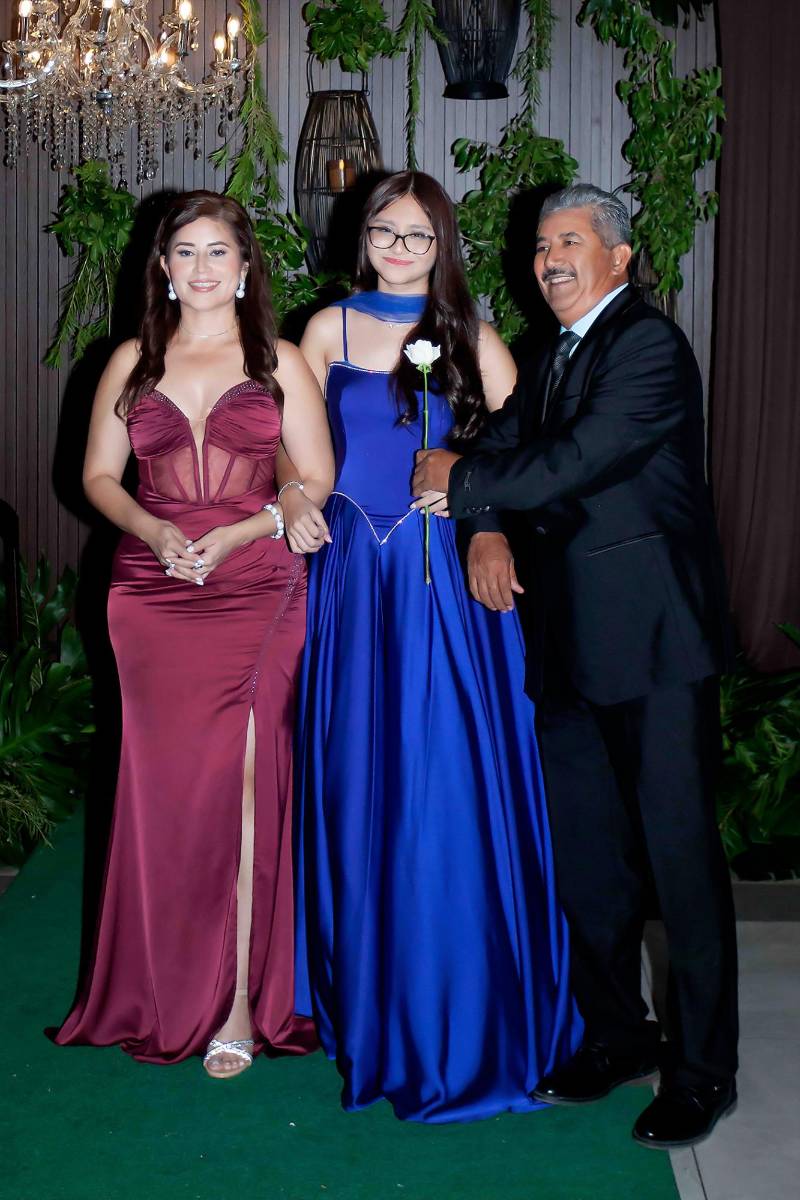  Viviana Calderón con sus padres. 