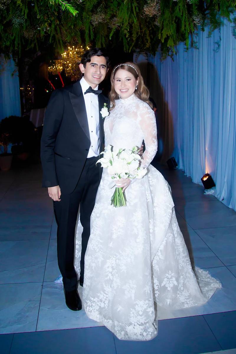 Michelle Valladares Rápalo, en su delicado ajuar de la diseñadora canadiense Inés di Santo con su esposo Orlando Merino López.