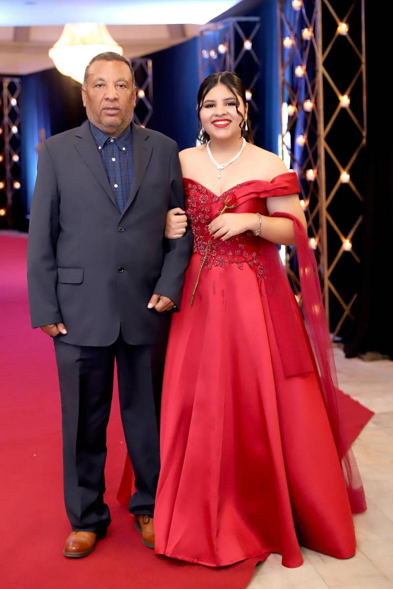 Desfile padres e hijos de la prom 2025 del Instituto San José del Carmen