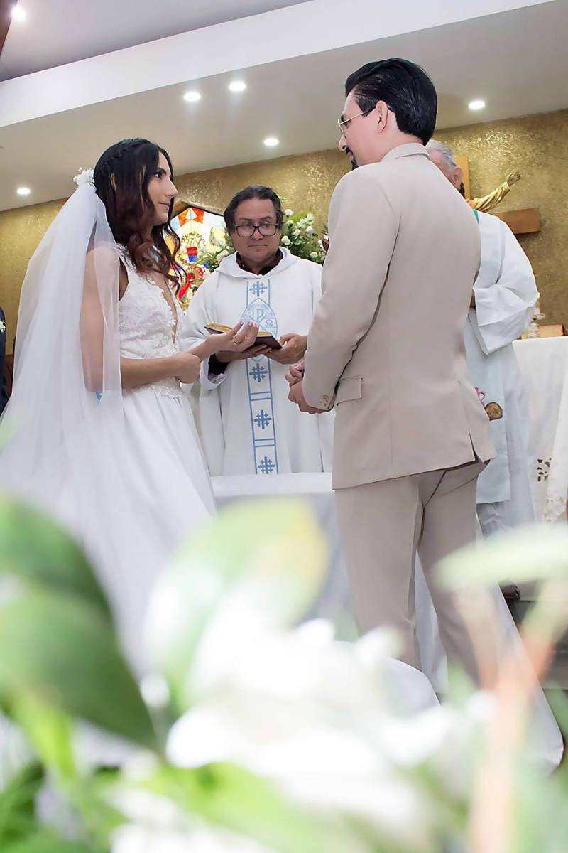 Momento en que los novios se colocan las sortijas decompromiso ante Dios para sellar su pacto de amor.